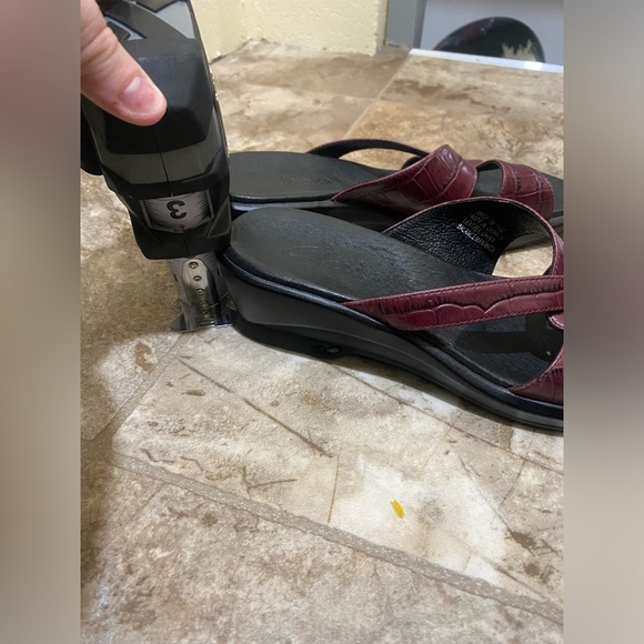 Womens Clark’s Red burgundy Leather slip on Sandals  size 7 in great condition - Picture 9 of 14